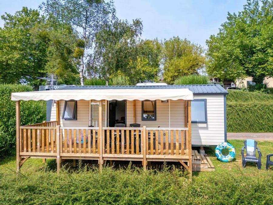 Camping Pas Cher vous présente avec son site Officiel campingpascher.fr, le Camping De La Liez - Ciela Village classé 5 étoiles, situé sur la commune de Peigney dans le département Haute-marne (Champagne Ardenne) en France. Le camping De La Liez - Ciela Village, vous présente un hébergement de type mobil-home pour 6 personnes avec climatisation et télévision. Le camping De La Liez - Ciela Village vous propose du vendredi 05 juin au vendredi 12 juin 2026 avec une PROMO de DERNIÈRE MINUTE, en promotion à -14% pour 7 nuits à 464 € au lieu de 540,0 € soit une Économie de 76 €. Cette location propose 61 dates différentes pour réserver votre séjour. Découvrez également les 10 autres gammes d'hébergements du camping. Les Avis clients pour le Camping De La Liez - Ciela Village sont excellents avec une note moyenne de 8 sur 10. Lac, Piscine couverte, Piscine extérieure, Animations familiales, Club enfants, Aire de jeux enfants, Baby-foot, Court de tennis, Paddle, Ping-pong, Pédalo, Pétanque, Ski nautique, Structure gonflable enfants, Terrain de badminton, Terrain de football, Terrain de volley-ball, Tir à l’arc, Trampoline, Bar, Dépôt de pain, Plats à emporter, Restaurant, Snack/Bar, Épicerie,... En savoir plus : cliquez-ICI.