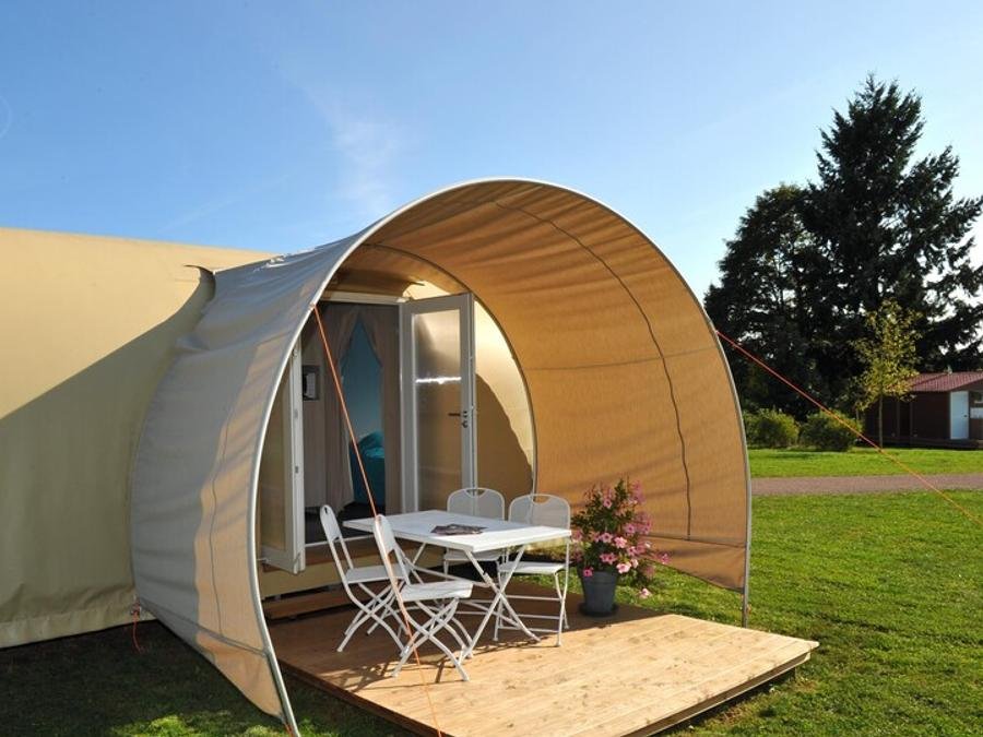 Camping Pas Cher vous présente avec son site Officiel campingpascher.fr, le Camping De La Liez - Ciela Village classé 5 étoiles, situé sur la commune de Peigney dans le département Haute-marne (Champagne Ardenne) en France. Le camping De La Liez - Ciela Village vous propose un hébergement de type tente de 16 m² pour 4 personnes. Cet hébergement propose plus de 51 dates différentes pour réserver ! Pour dévouvrir la période la moins chère, consultez la rubrique 'Tarifs' et sélectionnez votre mois de départ. L'établissement vous propose 10 autres types d'hébergements. Découvrez tous nos séjours à petits prix dans la commune et aux alentours de Peigney du département : Haute-marne (Champagne Ardenne). Les Avis clients pour le Camping De La Liez - Ciela Village sont excellents avec une note moyenne de 8 sur 10. Lac, Piscine couverte, Piscine extérieure, Animations familiales, Club enfants, Aire de jeux enfants, Baby-foot, Centre équestre, Court de tennis, Paddle, Ping-pong, Pédalo, Pétanque, Ski nautique, Structure gonflable enfants, Terrain de badminton, Terrain de football, Terrain de volley-ball, Tir à l’arc, Trampoline, Bar, Dépôt de pain, Pizzeria, Plats à emporter, Restaurant, Snack/Bar, Épicerie,... En savoir plus : cliquez-ICI.