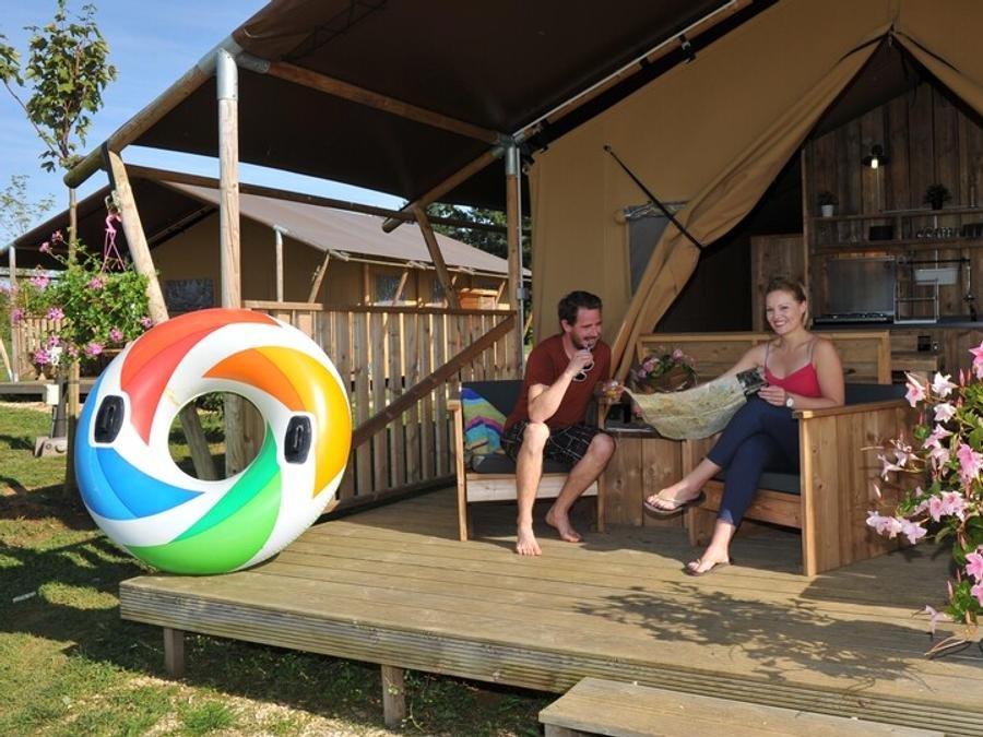 Camping Pas Cher vous présente avec son site Officiel campingpascher.fr, le Camping De La Liez - Ciela Village classé 5 étoiles, situé sur la commune de Peigney dans le département Haute-marne (Champagne Ardenne) en France. Le camping De La Liez - Ciela Village, vous présente un hébergement de type tente en toile et bois de 47 m² pour 5 personnes. Le camping De La Liez - Ciela Village vous propose du vendredi 05 juin au vendredi 12 juin 2026 avec une PROMO de DERNIÈRE MINUTE, en promotion à -14% pour 7 nuits à 428 € au lieu de 498,0 € soit une Économie de 70 €. Cette location propose 40 dates différentes pour réserver votre séjour. Découvrez également les 8 autres gammes d'hébergements du camping. Les Avis clients pour le Camping De La Liez - Ciela Village sont excellents avec une note moyenne de 8 sur 10. Lac, Piscine couverte, Piscine extérieure, Animations familiales, Club enfants, Aire de jeux enfants, Baby-foot, Court de tennis, Paddle, Ping-pong, Pédalo, Pétanque, Ski nautique, Structure gonflable enfants, Terrain de badminton, Terrain de football, Terrain de volley-ball, Tir à l’arc, Trampoline, Bar, Dépôt de pain, Plats à emporter, Restaurant, Snack/Bar, Épicerie,... En savoir plus : cliquez-ICI.