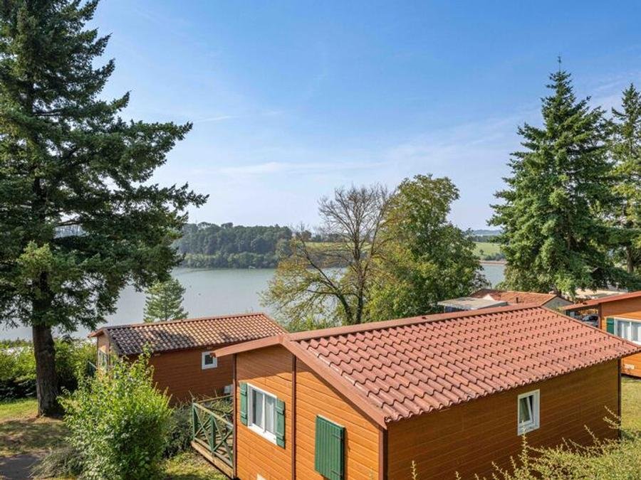 Camping Pas Cher vous présente avec son site Officiel campingpascher.fr, le Camping De La Liez - Ciela Village classé 5 étoiles, situé sur la commune de Peigney dans le département Haute-marne (Champagne Ardenne) en France. Le camping De La Liez - Ciela Village, vous présente un hébergement de type chalet de 36 m² pour 6 personnes. Le camping De La Liez - Ciela Village vous propose du dimanche 13 septembre au dimanche 20 septembre 2026, en promotion à -13% pour 7 nuits à 360 € au lieu de 418,0 € soit une Économie de 58 €. Cette location propose 69 dates différentes pour réserver votre séjour. Découvrez également les 10 autres gammes d'hébergements du camping. Les Avis clients pour le Camping De La Liez - Ciela Village sont excellents avec une note moyenne de 8 sur 10. Lac, Piscine couverte, Piscine extérieure, Animations familiales, Club enfants, Aire de jeux enfants, Baby-foot, Centre équestre, Court de tennis, Paddle, Ping-pong, Pédalo, Pétanque, Ski nautique, Structure gonflable enfants, Terrain de badminton, Terrain de football, Terrain de volley-ball, Tir à l’arc, Trampoline, Bar, Dépôt de pain, Pizzeria, Plats à emporter, Restaurant, Snack/Bar, Épicerie,... En savoir plus : cliquez-ICI.