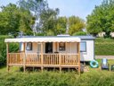 Camping Pas Cher vous présente avec son site Officiel campingpascher.fr, le Camping De La Liez - Ciela Village classé 5 étoiles, situé sur la commune de Peigney dans le département Haute-marne (Champagne Ardenne) en France. Le camping De La Liez - Ciela Village, vous présente un hébergement de type mobil-home pour 6 personnes avec climatisation et télévision. Le camping De La Liez - Ciela Village vous propose du lundi 25 mai au lundi 01 juin 2026, en promotion à -15% pour 7 nuits à 426,70 € au lieu de 502,0 € soit une Économie de 75,30 €. Cette location propose 122 dates différentes pour réserver votre séjour. Découvrez également les 6 autres gammes d'hébergements du camping. Les Avis clients pour le Camping De La Liez - Ciela Village sont excellents avec une note moyenne de 8 sur 10. Lac, Piscine couverte, Piscine extérieure, Animations familiales, Club enfants, Aire de jeux enfants, Baby-foot, Court de tennis, Paddle, Ping-pong, Pédalo, Pétanque, Ski nautique, Structure gonflable enfants, Terrain de badminton, Terrain de football, Terrain de volley-ball, Tir à l’arc, Trampoline, Bar, Dépôt de pain, Plats à emporter, Restaurant, Snack/Bar, Épicerie,... En savoir plus : cliquez-ICI.
