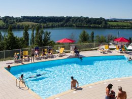 Camping Pas Cher vous présente avec son site Officiel campingpascher.fr, le Camping De La Liez - Ciela Village classé 5 étoiles, situé sur la commune de Peigney dans le département Haute-marne (Champagne Ardenne) en France. Le camping De La Liez - Ciela Village vous propose un hébergement de type tente de 16 m² pour 4 personnes. Cet hébergement propose plus de 51 dates différentes pour réserver ! Pour dévouvrir la période la moins chère, consultez la rubrique 'Tarifs' et sélectionnez votre mois de départ. L'établissement vous propose 10 autres types d'hébergements. Découvrez tous nos séjours à petits prix dans la commune et aux alentours de Peigney du département : Haute-marne (Champagne Ardenne). Les Avis clients pour le Camping De La Liez - Ciela Village sont excellents avec une note moyenne de 8 sur 10. Lac, Piscine couverte, Piscine extérieure, Animations familiales, Club enfants, Aire de jeux enfants, Baby-foot, Centre équestre, Court de tennis, Paddle, Ping-pong, Pédalo, Pétanque, Ski nautique, Structure gonflable enfants, Terrain de badminton, Terrain de football, Terrain de volley-ball, Tir à l’arc, Trampoline, Bar, Dépôt de pain, Pizzeria, Plats à emporter, Restaurant, Snack/Bar, Épicerie,... En savoir plus : cliquez-ICI.