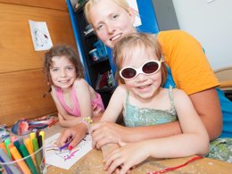 Camping Pas Cher vous présente avec son site Officiel campingpascher.fr, le Camping De La Liez - Ciela Village classé 5 étoiles, situé sur la commune de Peigney dans le département Haute-marne (Champagne Ardenne) en France. Le camping De La Liez - Ciela Village, vous présente un hébergement de type mobil-home de 29 m² pour 4 personnes avec climatisation et télévision. Le camping De La Liez - Ciela Village vous propose du lundi 25 mai au lundi 01 juin 2026, en promotion à -15% pour 7 nuits à 391 € au lieu de 460,0 € soit une Économie de 69 €. Cette location propose 127 dates différentes pour réserver votre séjour. Découvrez également les 6 autres gammes d'hébergements du camping. Les Avis clients pour le Camping De La Liez - Ciela Village sont excellents avec une note moyenne de 8 sur 10. Lac, Piscine couverte, Piscine extérieure, Animations familiales, Club enfants, Aire de jeux enfants, Baby-foot, Court de tennis, Paddle, Ping-pong, Pédalo, Pétanque, Ski nautique, Structure gonflable enfants, Terrain de badminton, Terrain de football, Terrain de volley-ball, Tir à l’arc, Trampoline, Bar, Dépôt de pain, Plats à emporter, Restaurant, Snack/Bar, Épicerie,... En savoir plus : cliquez-ICI.