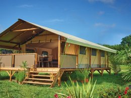 Camping Pas Cher vous présente avec son site Officiel campingpascher.fr, le Camping De La Liez - Ciela Village classé 5 étoiles, situé sur la commune de Peigney dans le département Haute-marne (Champagne Ardenne) en France. Le camping De La Liez - Ciela Village, vous présente un hébergement de type tente en toile et bois pour 1 personne. Le camping De La Liez - Ciela Village vous propose du lundi 25 mai au lundi 01 juin 2026, en promotion à -15% pour 7 nuits à 402,90 € au lieu de 474,0 € soit une Économie de 71,10 €. Cette location propose 70 dates différentes pour réserver votre séjour. Découvrez également les 6 autres gammes d'hébergements du camping. Les Avis clients pour le Camping De La Liez - Ciela Village sont excellents avec une note moyenne de 8 sur 10. Lac, Piscine couverte, Piscine extérieure, Animations familiales, Club enfants, Aire de jeux enfants, Baby-foot, Court de tennis, Paddle, Ping-pong, Pédalo, Pétanque, Ski nautique, Structure gonflable enfants, Terrain de badminton, Terrain de football, Terrain de volley-ball, Tir à l’arc, Trampoline, Bar, Dépôt de pain, Plats à emporter, Restaurant, Snack/Bar, Épicerie,... En savoir plus : cliquez-ICI.