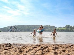 Camping Pas Cher vous présente avec son site Officiel campingpascher.fr, le Camping De La Liez - Ciela Village classé 5 étoiles, situé sur la commune de Peigney dans le département Haute-marne (Champagne Ardenne) en France. Le camping De La Liez - Ciela Village, vous présente un hébergement de type mobil-home pour 6 personnes avec climatisation et télévision. Le camping De La Liez - Ciela Village vous propose du lundi 25 mai au lundi 01 juin 2026, en promotion à -15% pour 7 nuits à 426,70 € au lieu de 502,0 € soit une Économie de 75,30 €. Cette location propose 122 dates différentes pour réserver votre séjour. Découvrez également les 6 autres gammes d'hébergements du camping. Les Avis clients pour le Camping De La Liez - Ciela Village sont excellents avec une note moyenne de 8 sur 10. Lac, Piscine couverte, Piscine extérieure, Animations familiales, Club enfants, Aire de jeux enfants, Baby-foot, Court de tennis, Paddle, Ping-pong, Pédalo, Pétanque, Ski nautique, Structure gonflable enfants, Terrain de badminton, Terrain de football, Terrain de volley-ball, Tir à l’arc, Trampoline, Bar, Dépôt de pain, Plats à emporter, Restaurant, Snack/Bar, Épicerie,... En savoir plus : cliquez-ICI.
