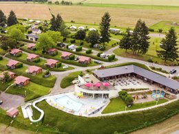 Camping Pas Cher vous présente avec son site Officiel campingpascher.fr, le Camping De La Liez - Ciela Village classé 5 étoiles, situé sur la commune de Peigney dans le département Haute-marne (Champagne Ardenne) en France. Le camping De La Liez - Ciela Village vous propose un hébergement de type chalet de 36 m² pour 6 personnes. L'établissement vous propose 8 autres types d'hébergements. Découvrez tous nos séjours à petits prix dans la commune et aux alentours de Peigney du département : Haute-marne (Champagne Ardenne). Les Avis clients pour le Camping De La Liez - Ciela Village sont excellents avec une note moyenne de 8 sur 10. Lac, Piscine couverte, Piscine extérieure, Animations familiales, Club enfants, Aire de jeux enfants, Baby-foot, Centre équestre, Court de tennis, Paddle, Ping-pong, Pédalo, Pétanque, Ski nautique, Structure gonflable enfants, Terrain de badminton, Terrain de football, Terrain de volley-ball, Tir à l’arc, Trampoline, Bar, Dépôt de pain, Pizzeria, Plats à emporter, Restaurant, Snack/Bar, Épicerie,... En savoir plus : cliquez-ICI.