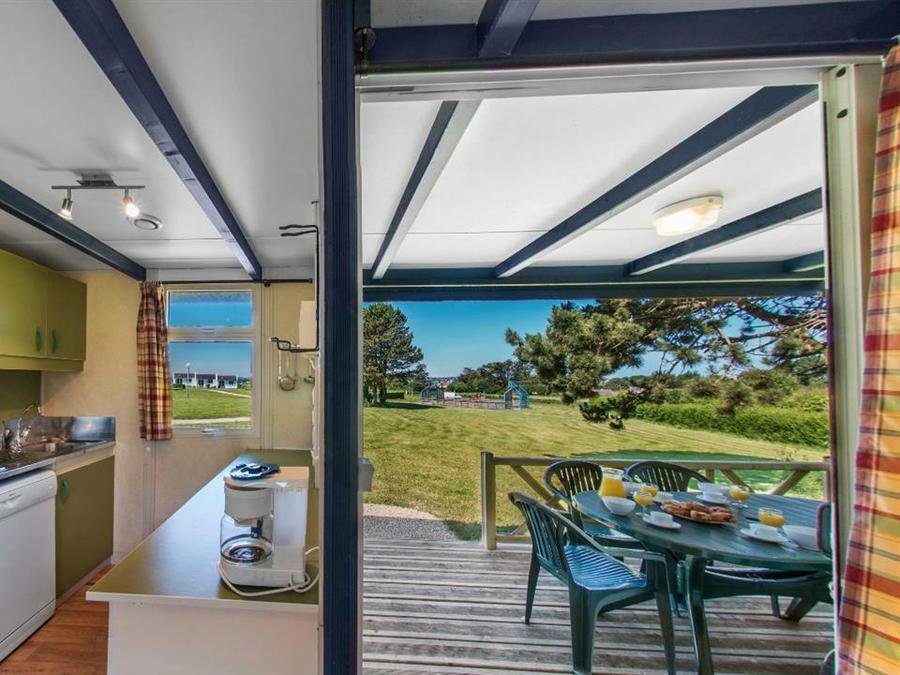 Camping Pas Cher vous présente avec son site Officiel campingpascher.fr, le Camping Village De L'Armorique classé 3 étoiles, situé sur la commune de Plestin Les Greves dans le département Côtes-d'armor (Bretagne) en France. Le camping Village De L'Armorique, vous présente un hébergement de type chalet de 24 m² pour 2 personnes et télévision. Le camping Village De L'Armorique vous propose du sam. 12 septembre au sam. 19 septembre 2026 pour 7 nuits à 299€. Cette location propose 12 dates différentes pour réserver votre séjour. Découvrez également les 7 autres gammes d'hébergements du camping. Les Avis clients pour le Camping Village De L'Armorique sont excellents avec une note moyenne de 8 sur 10. Piscine chauffée, Piscine couverte, Animations familiales, Aire de jeux enfants, Baby-foot, Canoë-kayak, Centre équestre, Ping-pong, Piscine, Pétanque, Salle de fitness, Terrain multisports, Bar, Dépôt de pain, Snack/Bar,... En savoir plus : cliquez-ICI.