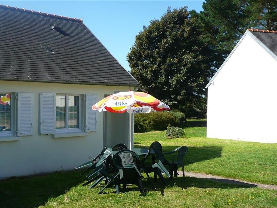 Camping Pas Cher vous présente avec son site Officiel campingpascher.fr, le Camping Village De L'Armorique classé 3 étoiles, situé sur la commune de Plestin Les Greves dans le département Côtes-d'armor (Bretagne) en France. Le camping Village De L'Armorique, vous présente un hébergement de type maison de campagne et télévision. Le camping Village De L'Armorique vous propose du sam. 29 août au sam. 05 septembre 2026 pour 7 nuits à 355€. Cette location propose 15 dates différentes pour réserver votre séjour. Découvrez également les 7 autres gammes d'hébergements du camping. Les Avis clients pour le Camping Village De L'Armorique sont excellents avec une note moyenne de 8 sur 10. Piscine chauffée, Piscine couverte, Animations familiales, Aire de jeux enfants, Baby-foot, Canoë-kayak, Centre équestre, Ping-pong, Piscine, Pétanque, Salle de fitness, Terrain multisports, Bar, Dépôt de pain, Snack/Bar,... En savoir plus : cliquez-ICI.