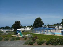 Camping Pas Cher vous présente avec son site Officiel campingpascher.fr, le Camping Village De L'Armorique classé 3 étoiles, situé sur la commune de Plestin Les Greves dans le département Côtes-d'armor (Bretagne) en France. Le camping Village De L'Armorique vous propose un hébergement de type maison de campagne (télévision). Cet hébergement propose plus de 42 dates différentes pour réserver ! Pour dévouvrir la période la moins chère, consultez la rubrique 'Tarifs' et sélectionnez votre mois de départ. L'établissement vous propose 7 autres types d'hébergements. Découvrez tous nos séjours à petits prix dans la commune et aux alentours de Plestin Les Greves du département : Côtes-d'armor (Bretagne). Les Avis clients pour le Camping Village De L'Armorique sont excellents avec une note moyenne de 8 sur 10. Piscine chauffée, Piscine couverte, Animations familiales, Aire de jeux enfants, Baby-foot, Canoë-kayak, Centre équestre, Ping-pong, Piscine, Pétanque, Salle de fitness, Terrain multisports, Bar, Dépôt de pain, Snack/Bar,... En savoir plus : cliquez-ICI.
