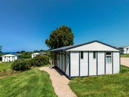 Camping Pas Cher vous présente avec son site Officiel campingpascher.fr, le Camping Village De L'Armorique classé 3 étoiles, situé sur la commune de Plestin Les Greves dans le département Côtes-d'armor (Bretagne) en France. Le camping Village De L'Armorique vous propose un hébergement de type chalet pour 1 personne. L'établissement vous propose 4 autres types d'hébergements. Découvrez tous nos séjours à petits prix dans la commune et aux alentours de Plestin Les Greves du département : Côtes-d'armor (Bretagne). Les Avis clients pour le Camping Village De L'Armorique sont excellents avec une note moyenne de 8 sur 10. Piscine chauffée, Piscine couverte, Animations familiales, Aire de jeux enfants, Baby-foot, Canoë-kayak, Centre équestre, Ping-pong, Piscine, Pétanque, Salle de fitness, Terrain multisports, Bar, Dépôt de pain, Snack/Bar,... En savoir plus : cliquez-ICI.