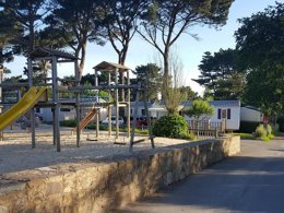 Camping Pas Cher vous présente avec son site Officiel campingpascher.fr, le Camping FLOWER Le Port De La Chaîne classé 4 étoiles, situé sur la commune de Pleubian dans le département Côtes-d'armor (Bretagne) en France. Le camping FLOWER Le Port De La Chaîne, vous présente un hébergement de type mobil-home de 27 m² et télévision. Le camping FLOWER Le Port De La Chaîne vous propose du sam. 19 septembre au sam. 26 septembre 2026, en promotion à -9% pour 7 nuits à 413,50 € au lieu de 454,5 € soit une Économie de 41 €. Cette location propose 96 dates différentes pour réserver votre séjour. Découvrez également les 6 autres gammes d'hébergements du camping. Les Avis clients pour le Camping FLOWER Le Port De La Chaîne sont de 7 sur 10. Mer, Piscine couverte, Piscine extérieure, Animation ados, Animations familiales, Club enfants, Aire de jeux enfants, Canoë-kayak, Centre équestre, Cyclisme, Golf, Paddle, Ping-pong, Planche à voile, Pétanque, Structure gonflable enfants, Bar, Snack/Bar,... En savoir plus : cliquez-ICI.