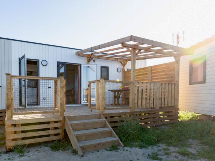 Camping Pas Cher vous présente avec son site Officiel campingpascher.fr, le Camping Paradis - La Baie De Ploemeur classé 3 étoiles, situé sur la commune de Ploemeur dans le département Morbihan (Bretagne) en France. Le camping Paradis - La Baie De Ploemeur vous propose un hébergement de type mobil-home de 34 m² pour 6 personnes avec climatisation. L'établissement vous propose 30 autres types d'hébergements. Découvrez tous nos séjours à petits prix dans la commune et aux alentours de Ploemeur du département : Morbihan (Bretagne). Les Avis clients pour le Camping Paradis - La Baie De Ploemeur sont excellents avec une note moyenne de 8 sur 10. Mer, Piscine chauffée, Piscine extérieure, Animations familiales, Club enfants, Cyclisme, Golf, Ping-pong, Pétanque, Randonnée, Bar, Dépôt de pain, Plats à emporter, Restaurant,... En savoir plus : cliquez-ICI.