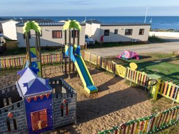 Camping Pas Cher vous présente avec son site Officiel campingpascher.fr, le Camping Paradis - La Baie De Ploemeur classé 3 étoiles, situé sur la commune de Ploemeur dans le département Morbihan (Bretagne) en France. Le camping Paradis - La Baie De Ploemeur, vous présente un hébergement de type mobil-home de 26 m² et télévision. Le camping Paradis - La Baie De Ploemeur vous propose du mardi 28 avril au mardi 05 mai 2026, en promotion à -15% pour 7 nuits à 181 € au lieu de 213,0 € soit une Économie de 32 €. Cette location propose 152 dates différentes pour réserver votre séjour. Découvrez également les 15 autres gammes d'hébergements du camping. Les Avis clients pour le Camping Paradis - La Baie De Ploemeur sont excellents avec une note moyenne de 8 sur 10. Mer, Piscine chauffée, Piscine extérieure, Animations familiales, Club enfants, Cyclisme, Golf, Ping-pong, Pétanque, Randonnée, Bar, Dépôt de pain, Plats à emporter, Restaurant,... En savoir plus : cliquez-ICI.