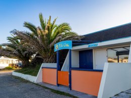 Camping Pas Cher vous présente avec son site Officiel campingpascher.fr, le Camping Paradis - La Baie De Ploemeur classé 3 étoiles, situé sur la commune de Ploemeur dans le département Morbihan (Bretagne) en France. Le camping Paradis - La Baie De Ploemeur, vous présente un hébergement de type mobil-home de 32 m² pour 4 personnes avec climatisation et télévision. Le camping Paradis - La Baie De Ploemeur vous propose du lundi 06 avril au lundi 13 avril 2026, en promotion à -15% pour 7 nuits à 249 € au lieu de 293,0 € soit une Économie de 44 €. Cette location propose 152 dates différentes pour réserver votre séjour. Découvrez également les 15 autres gammes d'hébergements du camping. Les Avis clients pour le Camping Paradis - La Baie De Ploemeur sont excellents avec une note moyenne de 8 sur 10. Mer, Piscine chauffée, Piscine extérieure, Animations familiales, Club enfants, Cyclisme, Golf, Ping-pong, Pétanque, Randonnée, Bar, Dépôt de pain, Plats à emporter, Restaurant,... En savoir plus : cliquez-ICI.