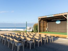 Camping Pas Cher vous présente avec son site Officiel campingpascher.fr, le Camping Paradis - La Baie De Ploemeur classé 3 étoiles, situé sur la commune de Ploemeur dans le département Morbihan (Bretagne) en France. Le camping Paradis - La Baie De Ploemeur, vous présente un hébergement de type mobil-home. Le camping Paradis - La Baie De Ploemeur vous propose du jeudi 15 octobre au jeudi 22 octobre 2026, en promotion à -15% pour 7 nuits à 185 € au lieu de 218,0 € soit une Économie de 33 €. Cette location propose 117 dates différentes pour réserver votre séjour. Découvrez également les 15 autres gammes d'hébergements du camping. Les Avis clients pour le Camping Paradis - La Baie De Ploemeur sont excellents avec une note moyenne de 8 sur 10. Mer, Piscine chauffée, Piscine extérieure, Animations familiales, Club enfants, Cyclisme, Golf, Ping-pong, Pétanque, Randonnée, Bar, Dépôt de pain, Plats à emporter, Restaurant,... En savoir plus : cliquez-ICI.