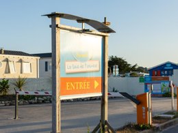 Camping Pas Cher vous présente avec son site Officiel campingpascher.fr, le Camping Paradis - La Baie De Ploemeur classé 3 étoiles, situé sur la commune de Ploemeur dans le département Morbihan (Bretagne) en France. Le camping Paradis - La Baie De Ploemeur, vous présente un hébergement de type mobil-home de 26 m² et télévision. Le camping Paradis - La Baie De Ploemeur vous propose du sam. 02 mai au sam. 09 mai 2026, en promotion à -15% pour 7 nuits à 180 € au lieu de 212,0 € soit une Économie de 32 €. Cette location propose 117 dates différentes pour réserver votre séjour. Découvrez également les 15 autres gammes d'hébergements du camping. Les Avis clients pour le Camping Paradis - La Baie De Ploemeur sont excellents avec une note moyenne de 8 sur 10. Mer, Piscine chauffée, Piscine extérieure, Animations familiales, Club enfants, Cyclisme, Golf, Ping-pong, Pétanque, Randonnée, Bar, Dépôt de pain, Plats à emporter, Restaurant,... En savoir plus : cliquez-ICI.