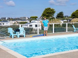 Camping Pas Cher vous présente avec son site Officiel campingpascher.fr, le Camping Paradis - La Baie De Ploemeur classé 3 étoiles, situé sur la commune de Ploemeur dans le département Morbihan (Bretagne) en France. Le camping Paradis - La Baie De Ploemeur, vous présente un hébergement de type mobil-home de 28 m² pour 4 personnes avec climatisation et télévision. Le camping Paradis - La Baie De Ploemeur vous propose du jeudi 04 juin au jeudi 11 juin 2026, en promotion à -15% pour 7 nuits à 185 € au lieu de 218,0 € soit une Économie de 33 €. Cette location propose 152 dates différentes pour réserver votre séjour. Découvrez également les 15 autres gammes d'hébergements du camping. Les Avis clients pour le Camping Paradis - La Baie De Ploemeur sont excellents avec une note moyenne de 8 sur 10. Mer, Piscine chauffée, Piscine extérieure, Animations familiales, Club enfants, Cyclisme, Golf, Ping-pong, Pétanque, Randonnée, Bar, Dépôt de pain, Plats à emporter, Restaurant,... En savoir plus : cliquez-ICI.