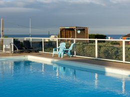 Camping Pas Cher vous présente avec son site Officiel campingpascher.fr, le Camping Paradis - La Baie De Ploemeur classé 3 étoiles, situé sur la commune de Ploemeur dans le département Morbihan (Bretagne) en France. Le camping Paradis - La Baie De Ploemeur, vous présente un hébergement de type mobil-home. Le camping Paradis - La Baie De Ploemeur vous propose du dimanche 11 octobre au dimanche 18 octobre 2026, en promotion à -15% pour 7 nuits à 205 € au lieu de 242,0 € soit une Économie de 37 €. Cette location propose 152 dates différentes pour réserver votre séjour. Découvrez également les 15 autres gammes d'hébergements du camping. Les Avis clients pour le Camping Paradis - La Baie De Ploemeur sont excellents avec une note moyenne de 8 sur 10. Mer, Piscine chauffée, Piscine extérieure, Animations familiales, Club enfants, Cyclisme, Golf, Ping-pong, Pétanque, Randonnée, Bar, Dépôt de pain, Plats à emporter, Restaurant,... En savoir plus : cliquez-ICI.