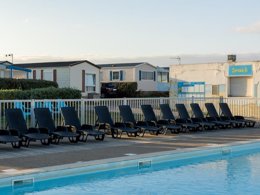 Camping Pas Cher vous présente avec son site Officiel campingpascher.fr, le Camping Paradis - La Baie De Ploemeur classé 3 étoiles, situé sur la commune de Ploemeur dans le département Morbihan (Bretagne) en France. Le camping Paradis - La Baie De Ploemeur, vous présente un hébergement de type mobil-home de 32 m² pour 4 personnes avec climatisation et télévision. Le camping Paradis - La Baie De Ploemeur vous propose du sam. 02 mai au sam. 09 mai 2026, en promotion à -15% pour 7 nuits à 189 € au lieu de 224,0 € soit une Économie de 35 €. Cette location propose 152 dates différentes pour réserver votre séjour. Découvrez également les 15 autres gammes d'hébergements du camping. Les Avis clients pour le Camping Paradis - La Baie De Ploemeur sont excellents avec une note moyenne de 8 sur 10. Mer, Piscine chauffée, Piscine extérieure, Animations familiales, Club enfants, Cyclisme, Golf, Ping-pong, Pétanque, Randonnée, Bar, Dépôt de pain, Plats à emporter, Restaurant,... En savoir plus : cliquez-ICI.