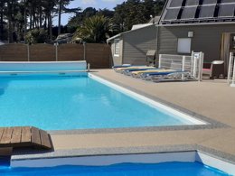 Camping Pas Cher vous présente avec son site Officiel campingpascher.fr, le Camping West classé 3 étoiles, situé sur la commune de Perros Guirec dans le département Côtes-d'armor (Bretagne) en France. Le camping West, vous présente un hébergement de type bungalow de 12 m² pour 2 personnes et télévision. Le camping West vous propose du jeudi 10 septembre au jeudi 17 septembre 2026 pour 7 nuits à 337€. Cette location propose 30 dates différentes pour réserver votre séjour. Découvrez également les 19 autres gammes d'hébergements du camping. Les Avis clients pour le Camping West sont excellents avec une note moyenne de 8 sur 10. Piscine chauffée, Piscine extérieure, Aire de jeux enfants, Baby-foot, Canoë-kayak, Centre équestre, Court de tennis, Ping-pong, Piscine, Plongée, Pétanque, Randonnée, Terrain multisports, Voile, Dépôt de pain, Food truck, Plats à emporter, Épicerie,... En savoir plus : cliquez-ICI.