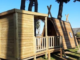 Camping Pas Cher vous présente avec son site Officiel campingpascher.fr, le Camping West classé 3 étoiles, situé sur la commune de Perros Guirec dans le département Côtes-d'armor (Bretagne) en France. Le camping West, vous présente un hébergement de type chalet de 16 m² pour 2 personnes et télévision. Le camping West vous propose du sam. 28 mars au sam. 04 avril 2026 pour 7 nuits à 337€. Cette location propose 212 dates différentes pour réserver votre séjour. Découvrez également les 19 autres gammes d'hébergements du camping. Les Avis clients pour le Camping West sont excellents avec une note moyenne de 8 sur 10. Piscine chauffée, Piscine extérieure, Aire de jeux enfants, Baby-foot, Canoë-kayak, Centre équestre, Court de tennis, Ping-pong, Piscine, Plongée, Pétanque, Randonnée, Terrain multisports, Voile, Dépôt de pain, Food truck, Plats à emporter, Épicerie,... En savoir plus : cliquez-ICI.