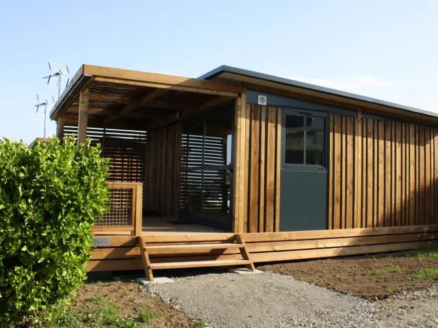Camping Pas Cher vous présente avec son site Officiel campingpascher.fr, le Camping Paradis Mer D'Iroise classé 4 étoiles, situé sur la commune de Plomodiern dans le département Finistère (Bretagne) en France. Le camping Paradis Mer D'Iroise vous propose un hébergement de type chalet de 25 m² pour 2 personnes (télévision). L'établissement vous propose 18 autres types d'hébergements. Découvrez tous nos séjours à petits prix dans la commune et aux alentours de Plomodiern du département : Finistère (Bretagne). Les Avis clients pour le Camping Paradis Mer D'Iroise sont excellents avec une note moyenne de 8 sur 10. Mer, Piscine couverte, Piscine extérieure, Animations familiales, Club enfants, Aire de jeux enfants, Canoë-kayak, Centre équestre, Golf, Ping-pong, Planche à voile, Plongée, Pétanque, Surf, Terrain multisports, Bar, Dépôt de pain, Plats à emporter, Snack/Bar, Supermarché, Épicerie,... En savoir plus : cliquez-ICI.