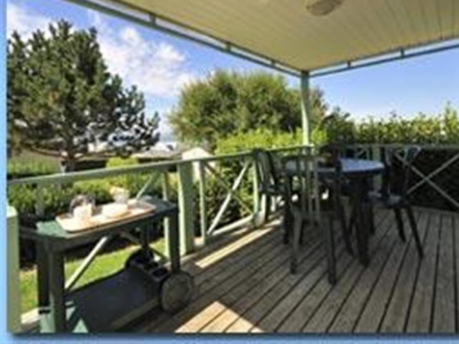 Camping Pas Cher vous présente avec son site Officiel campingpascher.fr, le Camping Paradis Mer D'Iroise classé 4 étoiles, situé sur la commune de Plomodiern dans le département Finistère (Bretagne) en France. Le camping Paradis Mer D'Iroise vous propose un hébergement de type mobil-home de 22 m² pour 1 personne (télévision). L'établissement vous propose 18 autres types d'hébergements. Découvrez tous nos séjours à petits prix dans la commune et aux alentours de Plomodiern du département : Finistère (Bretagne). Les Avis clients pour le Camping Paradis Mer D'Iroise sont excellents avec une note moyenne de 8 sur 10. Mer, Piscine couverte, Piscine extérieure, Animations familiales, Club enfants, Aire de jeux enfants, Canoë-kayak, Centre équestre, Golf, Ping-pong, Planche à voile, Plongée, Pétanque, Surf, Terrain multisports, Bar, Dépôt de pain, Plats à emporter, Snack/Bar, Supermarché, Épicerie,... En savoir plus : cliquez-ICI.