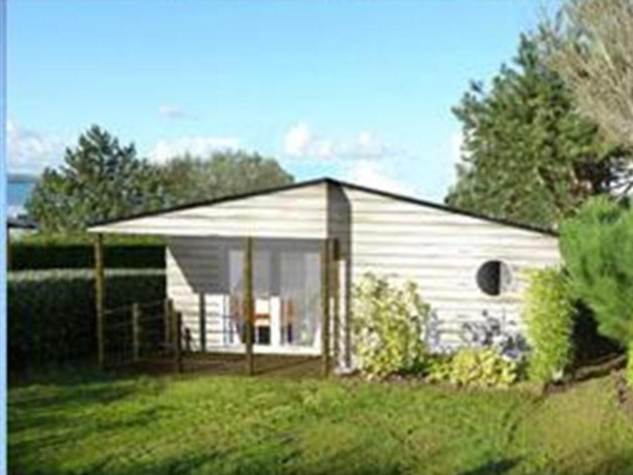 Camping Pas Cher vous présente avec son site Officiel campingpascher.fr, le Camping Paradis Mer D'Iroise classé 4 étoiles, situé sur la commune de Plomodiern dans le département Finistère (Bretagne) en France. Le camping Paradis Mer D'Iroise vous propose un hébergement de type chalet de 31 m² pour 2 personnes (télévision). L'établissement vous propose 18 autres types d'hébergements. Découvrez tous nos séjours à petits prix dans la commune et aux alentours de Plomodiern du département : Finistère (Bretagne). Les Avis clients pour le Camping Paradis Mer D'Iroise sont excellents avec une note moyenne de 8 sur 10. Mer, Piscine couverte, Piscine extérieure, Animations familiales, Club enfants, Aire de jeux enfants, Canoë-kayak, Centre équestre, Golf, Ping-pong, Planche à voile, Plongée, Pétanque, Surf, Terrain multisports, Bar, Dépôt de pain, Plats à emporter, Snack/Bar, Supermarché, Épicerie,... En savoir plus : cliquez-ICI.