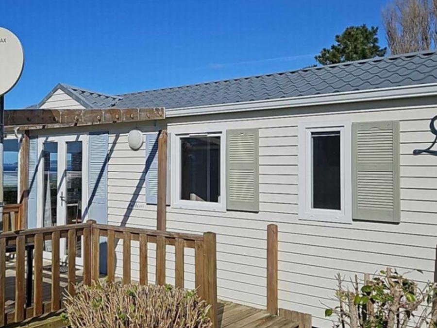 Camping Pas Cher vous présente avec son site Officiel campingpascher.fr, le Camping Paradis Mer D'Iroise classé 4 étoiles, situé sur la commune de Plomodiern dans le département Finistère (Bretagne) en France. Le camping Paradis Mer D'Iroise vous propose un hébergement de type mobil-home de 32 m² pour 6 personnes. L'établissement vous propose 18 autres types d'hébergements. Découvrez tous nos séjours à petits prix dans la commune et aux alentours de Plomodiern du département : Finistère (Bretagne). Les Avis clients pour le Camping Paradis Mer D'Iroise sont excellents avec une note moyenne de 8 sur 10. Mer, Piscine couverte, Piscine extérieure, Animations familiales, Club enfants, Aire de jeux enfants, Canoë-kayak, Centre équestre, Golf, Ping-pong, Planche à voile, Plongée, Pétanque, Surf, Terrain multisports, Bar, Dépôt de pain, Plats à emporter, Snack/Bar, Supermarché, Épicerie,... En savoir plus : cliquez-ICI.