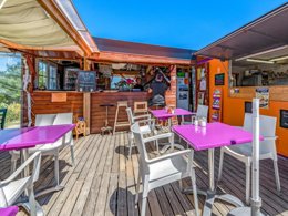 Camping Pas Cher vous présente avec son site Officiel campingpascher.fr, le Camping Paradis Mer D'Iroise classé 4 étoiles, situé sur la commune de Plomodiern dans le département Finistère (Bretagne) en France. Le camping Paradis Mer D'Iroise, vous présente un hébergement de type hébergement insolite de 21 m² pour 2 personnes et télévision. Le camping Paradis Mer D'Iroise vous propose du sam. 04 avril au sam. 11 avril 2026, en promotion à -10% pour 7 nuits à 229 € au lieu de 257,0 € soit une Économie de 28 €. Cette location propose 79 dates différentes pour réserver votre séjour. Découvrez également les 16 autres gammes d'hébergements du camping. Les Avis clients pour le Camping Paradis Mer D'Iroise sont excellents avec une note moyenne de 8 sur 10. Mer, Piscine couverte, Piscine extérieure, Animations familiales, Club enfants, Aire de jeux enfants, Canoë-kayak, Centre équestre, Golf, Ping-pong, Planche à voile, Plongée, Pétanque, Surf, Terrain multisports, Bar, Dépôt de pain, Plats à emporter, Snack/Bar, Supermarché, Épicerie,... En savoir plus : cliquez-ICI.