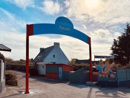 Camping Pas Cher vous présente avec son site Officiel campingpascher.fr, le Camping Paradis Mer D'Iroise classé 4 étoiles, situé sur la commune de Plomodiern dans le département Finistère (Bretagne) en France. Le camping Paradis Mer D'Iroise, vous présente un hébergement de type mobil-home de 18 m² et télévision. Le camping Paradis Mer D'Iroise vous propose du sam. 04 avril au sam. 11 avril 2026, en promotion à -10% pour 7 nuits à 229 € au lieu de 257,0 € soit une Économie de 28 €. Cette location propose 79 dates différentes pour réserver votre séjour. Découvrez également les 16 autres gammes d'hébergements du camping. Les Avis clients pour le Camping Paradis Mer D'Iroise sont excellents avec une note moyenne de 8 sur 10. Mer, Piscine couverte, Piscine extérieure, Animations familiales, Club enfants, Aire de jeux enfants, Canoë-kayak, Centre équestre, Golf, Ping-pong, Planche à voile, Plongée, Pétanque, Surf, Terrain multisports, Bar, Dépôt de pain, Plats à emporter, Snack/Bar, Supermarché, Épicerie,... En savoir plus : cliquez-ICI.