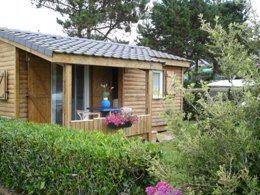 Camping Pas Cher vous présente avec son site Officiel campingpascher.fr, le Camping Paradis Mer D'Iroise classé 4 étoiles, situé sur la commune de Plomodiern dans le département Finistère (Bretagne) en France. Le camping Paradis Mer D'Iroise, vous présente un hébergement de type chalet de 18 m² et télévision. Le camping Paradis Mer D'Iroise vous propose du dimanche 17 mai au dimanche 24 mai 2026, en promotion à -11% pour 7 nuits à 225 € au lieu de 253,0 € soit une Économie de 28 €. Cette location propose 78 dates différentes pour réserver votre séjour. Découvrez également les 16 autres gammes d'hébergements du camping. Les Avis clients pour le Camping Paradis Mer D'Iroise sont excellents avec une note moyenne de 8 sur 10. Mer, Piscine couverte, Piscine extérieure, Animations familiales, Club enfants, Aire de jeux enfants, Canoë-kayak, Centre équestre, Golf, Ping-pong, Planche à voile, Plongée, Pétanque, Surf, Terrain multisports, Bar, Dépôt de pain, Plats à emporter, Snack/Bar, Supermarché, Épicerie,... En savoir plus : cliquez-ICI.