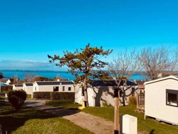 Camping Pas Cher vous présente avec son site Officiel campingpascher.fr, le Camping Paradis Mer D'Iroise classé 4 étoiles, situé sur la commune de Plomodiern dans le département Finistère (Bretagne) en France. Le camping Paradis Mer D'Iroise, vous présente un hébergement de type chalet de 18 m² et télévision. Le camping Paradis Mer D'Iroise vous propose du dimanche 17 mai au dimanche 24 mai 2026, en promotion à -11% pour 7 nuits à 225 € au lieu de 253,0 € soit une Économie de 28 €. Cette location propose 78 dates différentes pour réserver votre séjour. Découvrez également les 16 autres gammes d'hébergements du camping. Les Avis clients pour le Camping Paradis Mer D'Iroise sont excellents avec une note moyenne de 8 sur 10. Mer, Piscine couverte, Piscine extérieure, Animations familiales, Club enfants, Aire de jeux enfants, Canoë-kayak, Centre équestre, Golf, Ping-pong, Planche à voile, Plongée, Pétanque, Surf, Terrain multisports, Bar, Dépôt de pain, Plats à emporter, Snack/Bar, Supermarché, Épicerie,... En savoir plus : cliquez-ICI.