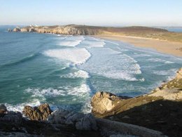 Camping Pas Cher vous présente avec son site Officiel campingpascher.fr, le Camping Paradis Mer D'Iroise classé 4 étoiles, situé sur la commune de Plomodiern dans le département Finistère (Bretagne) en France. Le camping Paradis Mer D'Iroise, vous présente un hébergement de type mobil-home de 20 m² et télévision. Le camping Paradis Mer D'Iroise vous propose du dimanche 17 mai au dimanche 24 mai 2026, en promotion à -11% pour 7 nuits à 225 € au lieu de 253,0 € soit une Économie de 28 €. Cette location propose 52 dates différentes pour réserver votre séjour. Découvrez également les 16 autres gammes d'hébergements du camping. Les Avis clients pour le Camping Paradis Mer D'Iroise sont excellents avec une note moyenne de 8 sur 10. Mer, Piscine couverte, Piscine extérieure, Animations familiales, Club enfants, Aire de jeux enfants, Canoë-kayak, Centre équestre, Golf, Ping-pong, Planche à voile, Plongée, Pétanque, Surf, Terrain multisports, Bar, Dépôt de pain, Plats à emporter, Snack/Bar, Supermarché, Épicerie,... En savoir plus : cliquez-ICI.