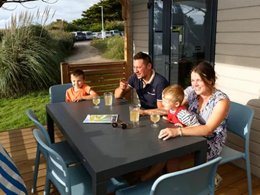 Camping Pas Cher vous présente avec son site Officiel campingpascher.fr, le Camping Trezmalaouen classé 3 étoiles, situé sur la commune de Plonévez Porzay dans le département Finistère (Bretagne) en France. Le camping Trezmalaouen, vous présente un hébergement de type mobil-home de 30 m² pour 6 personnes avec climatisation. Le camping Trezmalaouen vous proposeun séjour PAS CHER avec une REMISEdu mardi 05 mai au mardi 12 mai 2026, en promotion à -44% pour 7 nuits à 277,90 € au lieu de 496,25 € soit une Économie de 218,35 €. Cette location propose 100 dates différentes pour réserver votre séjour. Découvrez également les 2 autres gammes d'hébergements du camping. Les Avis clients pour le Camping Trezmalaouen sont excellents avec une note moyenne de 9 sur 10. Mer, Animations familiales, Club ados, Club enfants, Aire de jeux enfants, Canoë-kayak, Centre équestre, Court de tennis, Paddle, Ping-pong, Pétanque, Randonnée, Structure gonflable enfants, Surf, Terrain de volley-ball, Bar, Dépôt de pain, Supermarché, Épicerie,... En savoir plus : cliquez-ICI.