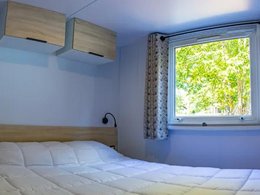 Camping Pas Cher vous présente avec son site Officiel campingpascher.fr, le Camping Trezmalaouen classé 3 étoiles, situé sur la commune de Plonévez Porzay dans le département Finistère (Bretagne) en France. Le camping Trezmalaouen, vous présente un hébergement de type mobil-home de 34 m² pour 6 personnes avec climatisation. Le camping Trezmalaouen vous proposeun séjour PAS CHER avec une REMISEdu sam. 18 avril au sam. 25 avril 2026, en promotion à -44% pour 7 nuits à 274,40 € au lieu de 490,0 € soit une Économie de 215,60 €. Cette location propose 100 dates différentes pour réserver votre séjour. Découvrez également les 2 autres gammes d'hébergements du camping. Les Avis clients pour le Camping Trezmalaouen sont excellents avec une note moyenne de 9 sur 10. Mer, Animations familiales, Club ados, Club enfants, Aire de jeux enfants, Canoë-kayak, Centre équestre, Court de tennis, Paddle, Ping-pong, Pétanque, Randonnée, Structure gonflable enfants, Surf, Terrain de volley-ball, Bar, Dépôt de pain, Supermarché, Épicerie,... En savoir plus : cliquez-ICI.