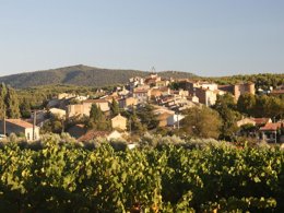 Camping Pas Cher vous présente avec son site Officiel campingpascher.fr, le Camping Le Devancon classé 3 étoiles, situé sur la commune de Peynier dans le département Bouches-du-rhône (Provence Alpes Côte D'azur) en France. Le camping Le Devancon, vous présente un hébergement de type mobil-home de 25 m². Le camping Le Devancon vous propose du lundi 20 avril au lundi 27 avril 2026 pour 7 nuits à 360€. Cette location propose 119 dates différentes pour réserver votre séjour. Découvrez également les 10 autres gammes d'hébergements du camping. Les Avis clients pour le Camping Le Devancon sont excellents avec une note moyenne de 9 sur 10. Mer, Piscine extérieure, Aire de jeux enfants, Centre équestre, Court de padel en extérieur, Cyclisme, Escalade, Jet-ski, Location de bateaux, Ping-pong, Plongée, Pétanque, Randonnée, Skatepark, Sports nautiques, Terrain de football,... En savoir plus : cliquez-ICI.