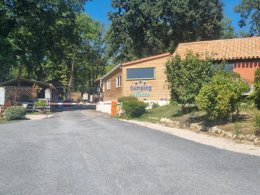 Camping Pas Cher vous présente avec son site Officiel campingpascher.fr, le Camping La Garenne classé 3 étoiles, situé sur la commune de Peyrignac dans le département Dordogne (Aquitaine) en France. Le camping La Garenne vous propose un hébergement de type mobil-home de 32 m² pour 1 personne (télévision). L'établissement vous propose 28 autres types d'hébergements. Découvrez tous nos séjours à petits prix dans la commune et aux alentours de Peyrignac du département : Dordogne (Aquitaine). Les Avis clients pour le Camping La Garenne sont excellents avec une note moyenne de 8 sur 10. Piscine chauffée, Piscine extérieure, Animations familiales, Aire de jeux enfants, Baby-foot, Canoë-kayak, Centre équestre, Ping-pong, Piscine, Pétanque, Randonnée, Terrain de volley-ball, Trampoline, Bar, Dépôt de pain, Snack/Bar, Épicerie,... En savoir plus : cliquez-ICI.