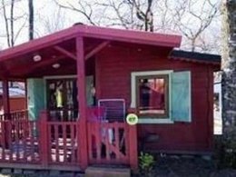 Camping Pas Cher vous présente avec son site Officiel campingpascher.fr, le Camping La Garenne classé 3 étoiles, situé sur la commune de Peyrignac dans le département Dordogne (Aquitaine) en France. Le camping La Garenne, vous présente un hébergement de type chalet de 35 m² pour 1 personne et télévision. Le camping La Garenne vous propose du sam. 29 août au sam. 05 septembre 2026 pour 7 nuits à 398€. Cette location propose 263 dates différentes pour réserver votre séjour. Découvrez également les 15 autres gammes d'hébergements du camping. Les Avis clients pour le Camping La Garenne sont excellents avec une note moyenne de 8 sur 10. Piscine chauffée, Piscine extérieure, Animations familiales, Aire de jeux enfants, Baby-foot, Canoë-kayak, Centre équestre, Ping-pong, Piscine, Pétanque, Randonnée, Terrain de volley-ball, Trampoline, Bar, Dépôt de pain, Snack/Bar, Épicerie,... En savoir plus : cliquez-ICI.