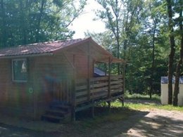 Camping Pas Cher vous présente avec son site Officiel campingpascher.fr, le Camping La Garenne classé 3 étoiles, situé sur la commune de Peyrignac dans le département Dordogne (Aquitaine) en France. Le camping La Garenne, vous présente un hébergement de type chalet de 35 m² pour 2 personnes et télévision. Le camping La Garenne vous propose du sam. 29 août au sam. 05 septembre 2026 pour 7 nuits à 398€. Cette location propose 263 dates différentes pour réserver votre séjour. Découvrez également les 15 autres gammes d'hébergements du camping. Les Avis clients pour le Camping La Garenne sont excellents avec une note moyenne de 8 sur 10. Piscine chauffée, Piscine extérieure, Animations familiales, Aire de jeux enfants, Baby-foot, Canoë-kayak, Centre équestre, Ping-pong, Piscine, Pétanque, Randonnée, Terrain de volley-ball, Trampoline, Bar, Dépôt de pain, Snack/Bar, Épicerie,... En savoir plus : cliquez-ICI.