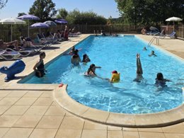 Camping Pas Cher vous présente avec son site Officiel campingpascher.fr, le Camping La Garenne classé 3 étoiles, situé sur la commune de Peyrignac dans le département Dordogne (Aquitaine) en France. Le camping La Garenne, vous présente un hébergement de type chalet de 30 m² pour 2 personnes et télévision. Le camping La Garenne vous propose du sam. 29 août au sam. 05 septembre 2026 pour 7 nuits à 342€. Cette location propose 288 dates différentes pour réserver votre séjour. Découvrez également les 15 autres gammes d'hébergements du camping. Les Avis clients pour le Camping La Garenne sont excellents avec une note moyenne de 8 sur 10. Piscine chauffée, Piscine extérieure, Animations familiales, Aire de jeux enfants, Baby-foot, Canoë-kayak, Centre équestre, Ping-pong, Piscine, Pétanque, Randonnée, Terrain de volley-ball, Trampoline, Bar, Dépôt de pain, Snack/Bar, Épicerie,... En savoir plus : cliquez-ICI.