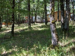 Camping Pas Cher vous présente avec son site Officiel campingpascher.fr, le Camping La Garenne classé 3 étoiles, situé sur la commune de Peyrignac dans le département Dordogne (Aquitaine) en France. Le camping La Garenne vous propose un hébergement de type mobil-home de 28 m². L'établissement vous propose 26 autres types d'hébergements. Découvrez tous nos séjours à petits prix dans la commune et aux alentours de Peyrignac du département : Dordogne (Aquitaine). Les Avis clients pour le Camping La Garenne sont excellents avec une note moyenne de 8 sur 10. Piscine chauffée, Piscine extérieure, Animations familiales, Aire de jeux enfants, Baby-foot, Canoë-kayak, Centre équestre, Ping-pong, Piscine, Pétanque, Randonnée, Terrain de volley-ball, Trampoline, Bar, Dépôt de pain, Snack/Bar, Épicerie,... En savoir plus : cliquez-ICI.