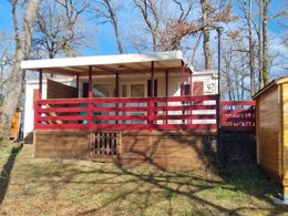 Camping Pas Cher vous présente avec son site Officiel campingpascher.fr, le Camping La Garenne classé 3 étoiles, situé sur la commune de Peyrignac dans le département Dordogne (Aquitaine) en France. Le camping La Garenne, vous présente un hébergement de type mobil-home de 32 m² avec climatisation et télévision. Le camping La Garenne vous propose du sam. 27 juin au sam. 04 juillet 2026 pour 7 nuits à 384€. Cette location propose 284 dates différentes pour réserver votre séjour. Découvrez également les 15 autres gammes d'hébergements du camping. Les Avis clients pour le Camping La Garenne sont excellents avec une note moyenne de 8 sur 10. Piscine chauffée, Piscine extérieure, Animations familiales, Aire de jeux enfants, Baby-foot, Canoë-kayak, Centre équestre, Ping-pong, Piscine, Pétanque, Randonnée, Terrain de volley-ball, Trampoline, Bar, Dépôt de pain, Snack/Bar, Épicerie,... En savoir plus : cliquez-ICI.