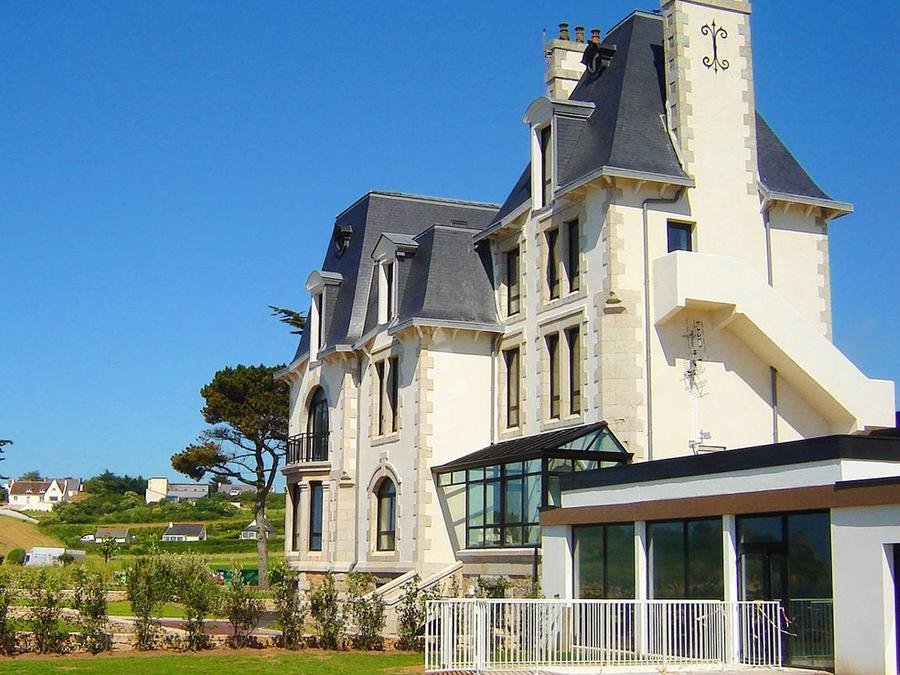 Camping Pas Cher vous présente avec son site Officiel campingpascher.fr, la Résidence Odalys Essentielle Domaine Des Roches Jaunes classé 3 étoiles, située sur la commune de Plougasnou dans le département Finistère (Bretagne) en France. La résidence Odalys Essentielle Domaine Des Roches Jaunes, vous présente un hébergement de type appartement de 65 m² et télévision. La résidence Odalys Essentielle Domaine Des Roches Jaunes vous proposeun séjour PAS CHER avec une REMISEdu sam. 13 juin au sam. 20 juin 2026, en promotion à -30% pour 7 nuits à 636,30 € au lieu de 909,0 € soit une Économie de 272,70 €. Cette location propose 25 dates différentes pour réserver votre séjour. Découvrez également les 7 autres gammes d'hébergements de la résidence. Les Avis clients pour la Résidence Odalys Essentielle Domaine Des Roches Jaunes sont excellents avec une note moyenne de 8 sur 10. Mer, Piscine chauffée, Piscine couverte, Aire de jeux enfants, Centre équestre, Court de tennis, Cyclisme, Golf, Plongée, Randonnée, Salle de fitness, Boulangerie, Station-service,... En savoir plus : cliquez-ICI.