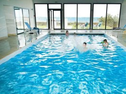 Camping Pas Cher vous présente avec son site Officiel campingpascher.fr, la Résidence Odalys Essentielle Domaine Des Roches Jaunes classé 3 étoiles, située sur la commune de Plougasnou dans le département Finistère (Bretagne) en France. La résidence Odalys Essentielle Domaine Des Roches Jaunes, vous présente un hébergement de type appartement de 44 m² et télévision. La résidence Odalys Essentielle Domaine Des Roches Jaunes vous propose du sam. 07 mars au sam. 14 mars 2026 pour 7 nuits à 439€. Cette location propose 31 dates différentes pour réserver votre séjour. Découvrez également les 7 autres gammes d'hébergements de la résidence. Les Avis clients pour la Résidence Odalys Essentielle Domaine Des Roches Jaunes sont excellents avec une note moyenne de 8 sur 10. Mer, Piscine chauffée, Piscine couverte, Aire de jeux enfants, Centre équestre, Court de tennis, Cyclisme, Golf, Plongée, Randonnée, Salle de fitness, Boulangerie, Station-service,... En savoir plus : cliquez-ICI.