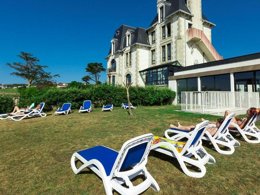 Camping Pas Cher vous présente avec son site Officiel campingpascher.fr, la Résidence Odalys Essentielle Domaine Des Roches Jaunes classé 3 étoiles, située sur la commune de Plougasnou dans le département Finistère (Bretagne) en France. La résidence Odalys Essentielle Domaine Des Roches Jaunes, vous présente un hébergement de type studio de 30 m² et télévision. La résidence Odalys Essentielle Domaine Des Roches Jaunes vous propose du sam. 07 mars au sam. 14 mars 2026 pour 7 nuits à 329€. Cette location propose 13 dates différentes pour réserver votre séjour. Découvrez également les 7 autres gammes d'hébergements de la résidence. Les Avis clients pour la Résidence Odalys Essentielle Domaine Des Roches Jaunes sont excellents avec une note moyenne de 8 sur 10. Mer, Piscine chauffée, Piscine couverte, Aire de jeux enfants, Centre équestre, Court de tennis, Cyclisme, Golf, Plongée, Randonnée, Salle de fitness, Boulangerie, Station-service,... En savoir plus : cliquez-ICI.