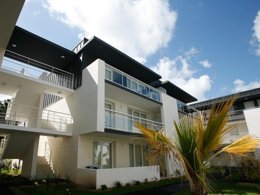 Camping Pas Cher vous présente avec son site Officiel campingpascher.fr, la Résidence Odalys Essentielle Domaine Des Roches Jaunes classé 3 étoiles, située sur la commune de Plougasnou dans le département Finistère (Bretagne) en France. La résidence Odalys Essentielle Domaine Des Roches Jaunes, vous présente un hébergement de type appartement de 35 m² et télévision. La résidence Odalys Essentielle Domaine Des Roches Jaunes vous propose du sam. 07 mars au sam. 14 mars 2026 pour 7 nuits à 349€. Cette location propose 37 dates différentes pour réserver votre séjour. Découvrez également les 7 autres gammes d'hébergements de la résidence. Les Avis clients pour la Résidence Odalys Essentielle Domaine Des Roches Jaunes sont excellents avec une note moyenne de 8 sur 10. Mer, Piscine chauffée, Piscine couverte, Aire de jeux enfants, Centre équestre, Court de tennis, Cyclisme, Golf, Plongée, Randonnée, Salle de fitness, Boulangerie, Station-service,... En savoir plus : cliquez-ICI.