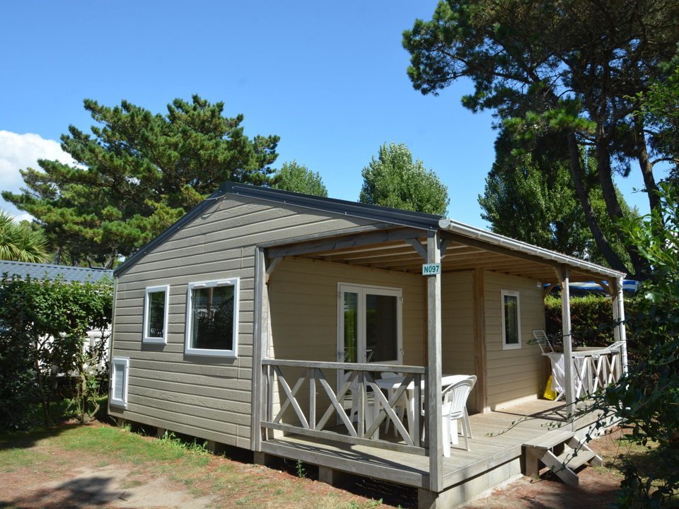Camping Pas Cher vous présente avec son site Officiel campingpascher.fr, le Camping Le Moteno classé 4 étoiles, situé sur la commune de Plouhinec dans le département Morbihan (Bretagne) en France. Le camping Le Moteno vous propose un hébergement de type chalet de 30 m² pour 6 personnes (télévision). L'établissement vous propose 7 autres types d'hébergements. Découvrez tous nos séjours à petits prix dans la commune et aux alentours de Plouhinec du département : Morbihan (Bretagne). Les Avis clients pour le Camping Le Moteno sont excellents avec une note moyenne de 8 sur 10. Parc aquatique, Piscine couverte, Piscine extérieure, Animations familiales, Club enfants, Aire de jeux enfants, Ping-pong, Pétanque, Salle de fitness, Structure gonflable enfants, Terrain de football, Terrain multisports, Bar, Dépôt de pain, Plats à emporter, Restaurant, Snack/Bar, Épicerie,... En savoir plus : cliquez-ICI.