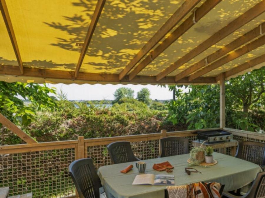 Camping Pas Cher vous présente avec son site Officiel campingpascher.fr, le Camping Le Moteno classé 4 étoiles, situé sur la commune de Plouhinec dans le département Morbihan (Bretagne) en France. Le camping Le Moteno vous propose un hébergement de type mobil-home de 39 m² pour 6 personnes avec climatisation (télévision). L'établissement vous propose 16 autres types d'hébergements. Découvrez tous nos séjours à petits prix dans la commune et aux alentours de Plouhinec du département : Morbihan (Bretagne). Les Avis clients pour le Camping Le Moteno sont de 7 sur 10. Parc aquatique, Piscine couverte, Piscine extérieure, Animations familiales, Club enfants, Aire de jeux enfants, Ping-pong, Pétanque, Salle de fitness, Structure gonflable enfants, Terrain de football, Terrain multisports, Bar, Dépôt de pain, Plats à emporter, Restaurant, Snack/Bar, Épicerie,... En savoir plus : cliquez-ICI.