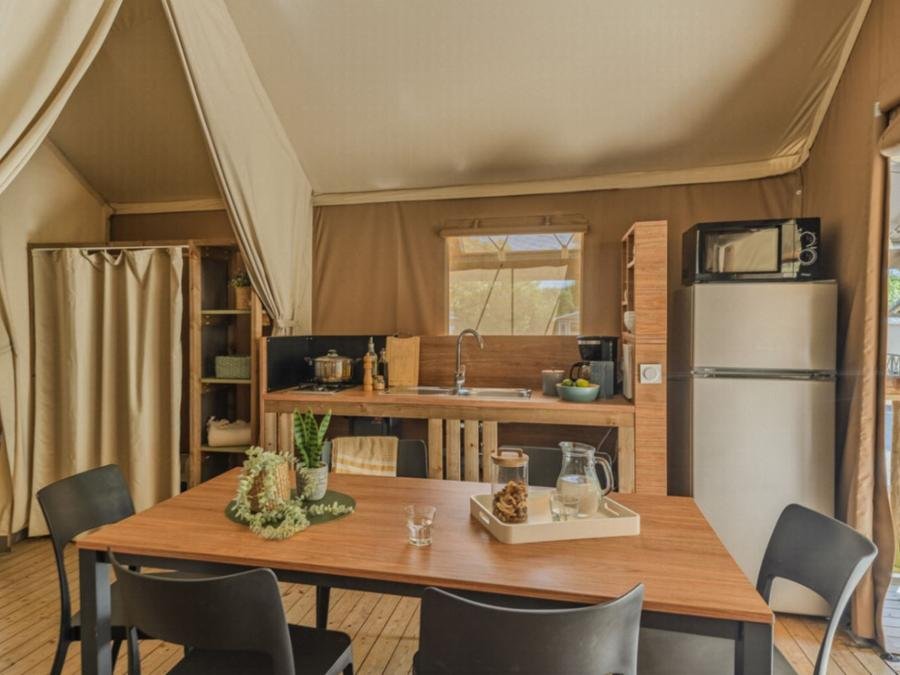 Camping Pas Cher vous présente avec son site Officiel campingpascher.fr, le Camping Le Moteno classé 4 étoiles, situé sur la commune de Plouhinec dans le département Morbihan (Bretagne) en France. Le camping Le Moteno vous propose un hébergement de type tente de 34 m² pour 6 personnes. L'établissement vous propose 16 autres types d'hébergements. Découvrez tous nos séjours à petits prix dans la commune et aux alentours de Plouhinec du département : Morbihan (Bretagne). Les Avis clients pour le Camping Le Moteno sont de 7 sur 10. Parc aquatique, Piscine couverte, Piscine extérieure, Animations familiales, Club enfants, Aire de jeux enfants, Ping-pong, Pétanque, Salle de fitness, Structure gonflable enfants, Terrain de football, Terrain multisports, Bar, Dépôt de pain, Plats à emporter, Restaurant, Snack/Bar, Épicerie,... En savoir plus : cliquez-ICI.
